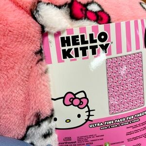 24HR DROP ⬇️ Hello Kitty Faux Fur pink Throw
